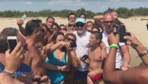 Vasco Rossi in spiaggia