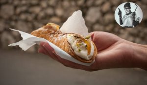 Cannolo in primo piano con truffatore sul lato alto - fonte Pexels + Canva - Inchiostroverde.it