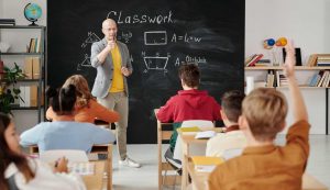 Insegnante in classe con gli allievi - foto Pexels - Inchiostroverde.it