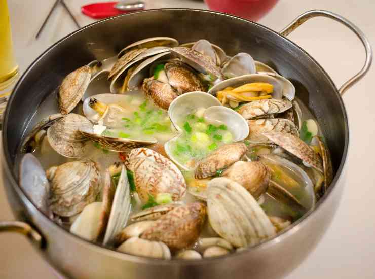 Spaghetti con le vongole trucco dello chef - Inchiostroverde.it (Fonte foto Canva)