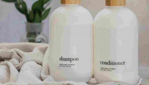 Usa così lo shampoo per risparmiare un sacco di soldi - Inchiostroverde.it (Fonte foto Canva)