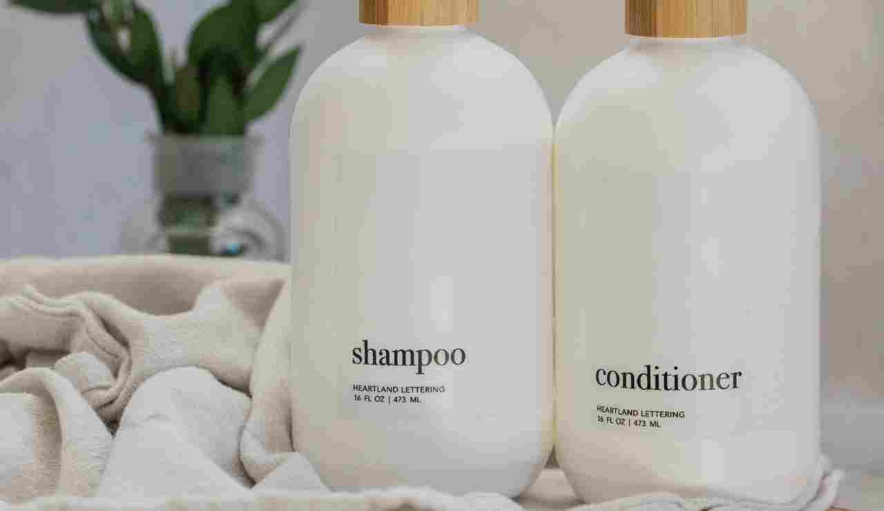 Usa così lo shampoo per risparmiare un sacco di soldi - Inchiostroverde.it (Fonte foto Canva)