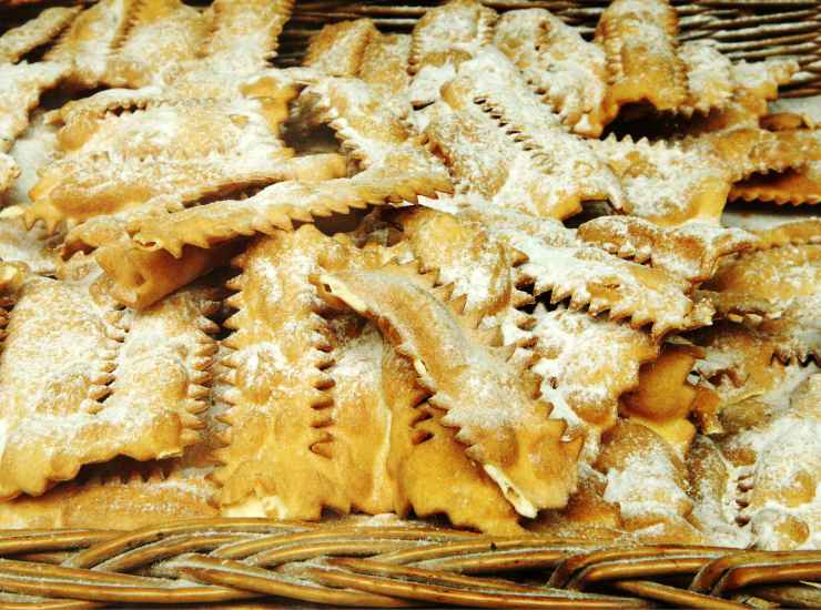 Chiacchiere 100 euro al chilo - Inchiostroverde.it (Fonte foto Canva)