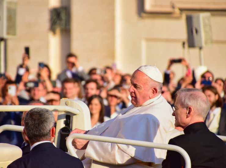 Stipendio Papa Francesco - Inchiostroverde.it (Fonte Foto Canva)