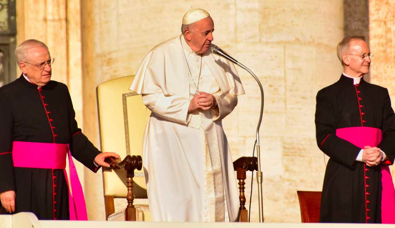 Stipendio Papa Francesco - Inchiostroverde.it (Fonte Foto Canva)