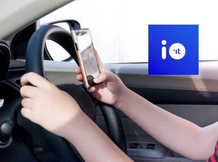 Telefono alla guida costretto a consegnarlo - Inchiostroverde.it (Fonte foto Canva)